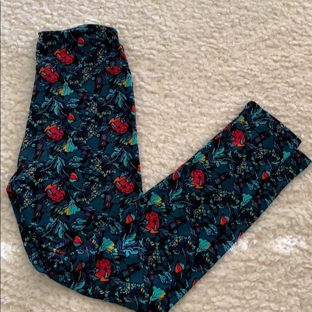 LulaRoe outfit OS leggings and XS Lynnae - Picture 4 of 9